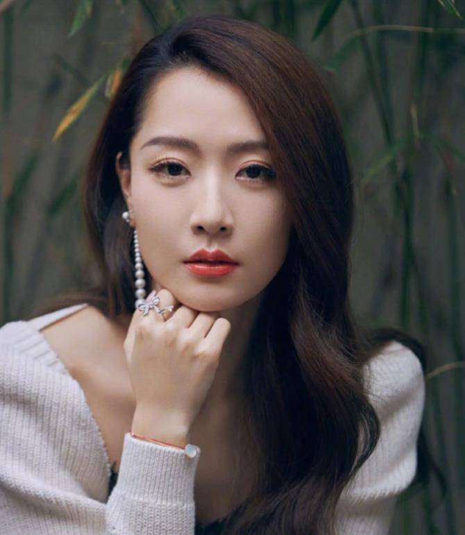 但不管谁成就谁,白冰火了是事实,还因为相貌清丽温婉,有了个"小