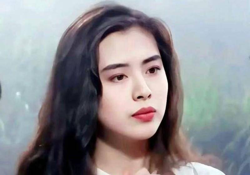 1,脸型王祖贤的面容线条比较流畅,与流行的瓜子脸不同,她是鹅蛋脸