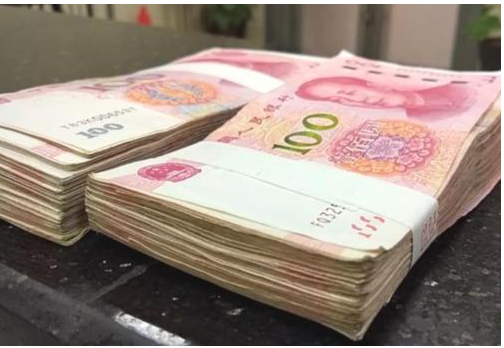 孙子生日打算给2千元红包,偷听儿媳打电话,转给儿媳2万_儿子_住院