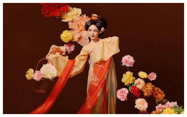 杨幂华美封神唐装,河南春晚绚烂绽放,惊艳夺目!_表演