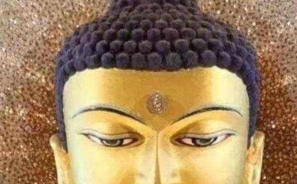 而在影视剧版中,却能清楚看到,唐僧,孙悟空等人在成佛后,额头中间立马