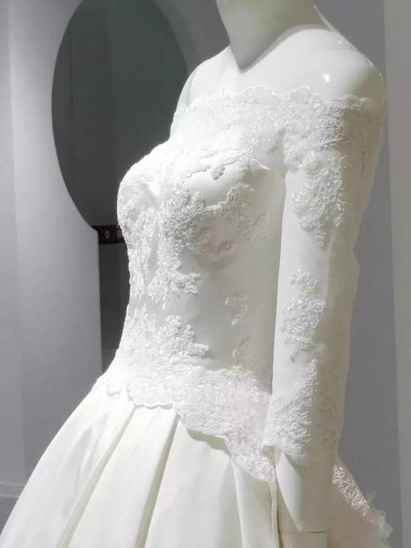 兰玉擅于将中国传统手工艺,利用顶级面料并结合西方立体精裁手法,令