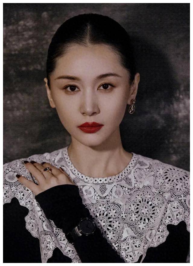 央视的电视剧年度盛典中,王子文和唐嫣一起获得了年度影响力女演员!