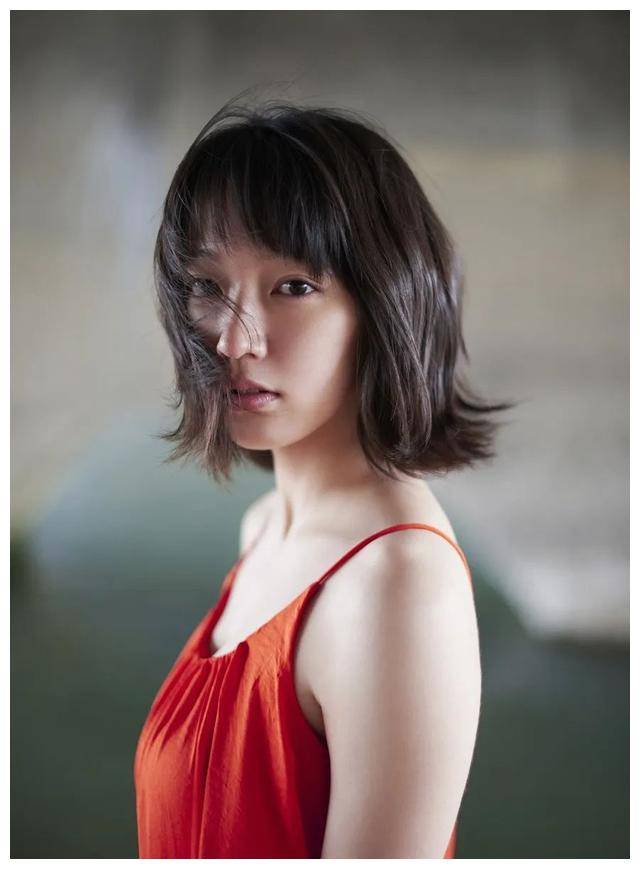 无论是在银幕上还是生活中,吉冈里帆以她的恒久魅力吸引着人们的目光