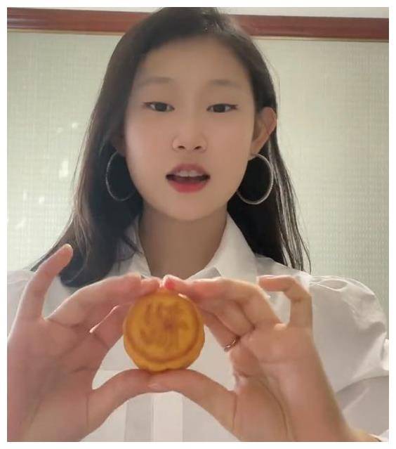 小沈阳17岁女儿美照曝光,沈佳润精致整容后,妆发高级脸超养眼_沈春阳