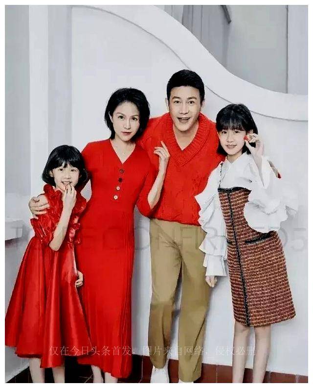 明星家庭福:森碟超爸爸亮眼,张纪中似爷爷,胡杏儿最亲近众人_全家福