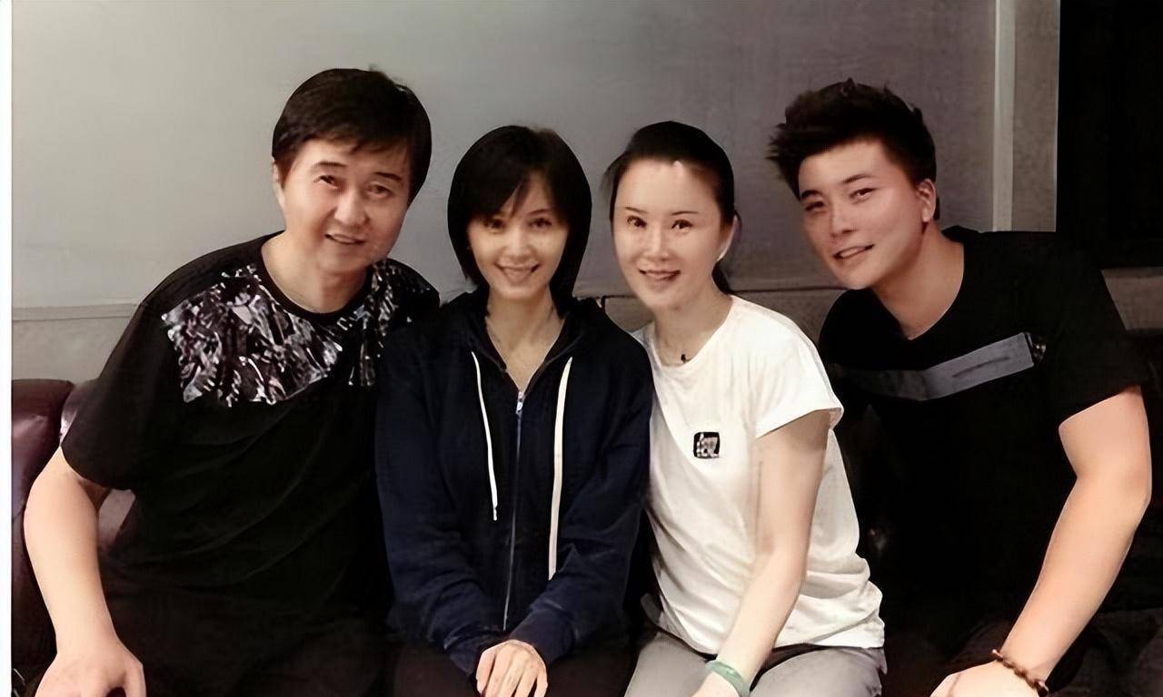 付笛生任静相濡以沫33年,任静被宠成公主,今儿子成的