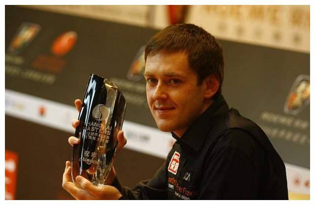 第二局,范争一回敬以一杆64分,以102比0零封沃顿,比分扳成1比1.