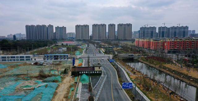 江苏发现个奇葩钉子户,公路为它改道,原来是一个邻居?