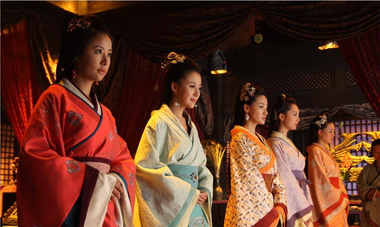 妃嫔来例假,宫女顶替侍寝,成为皇后的她竟辅佐了三位