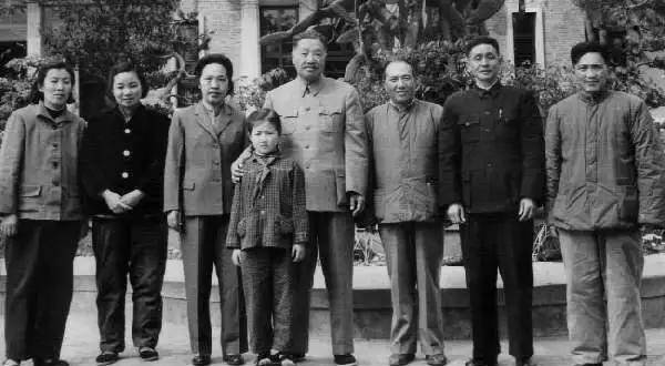 2001年,55岁的贺鹏飞去世,85岁的薛明处理儿子的后事