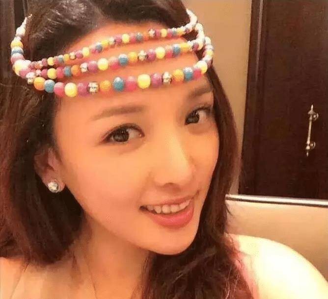 当时陈艳楠在戏里迷倒了象牙山的男人,戏外的吴一迪也是很多人的女神