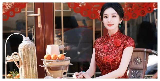 杨幂与王阳,黄轩,毛晓丹一同于零点钟声响起后登场,他们共同合唱了这