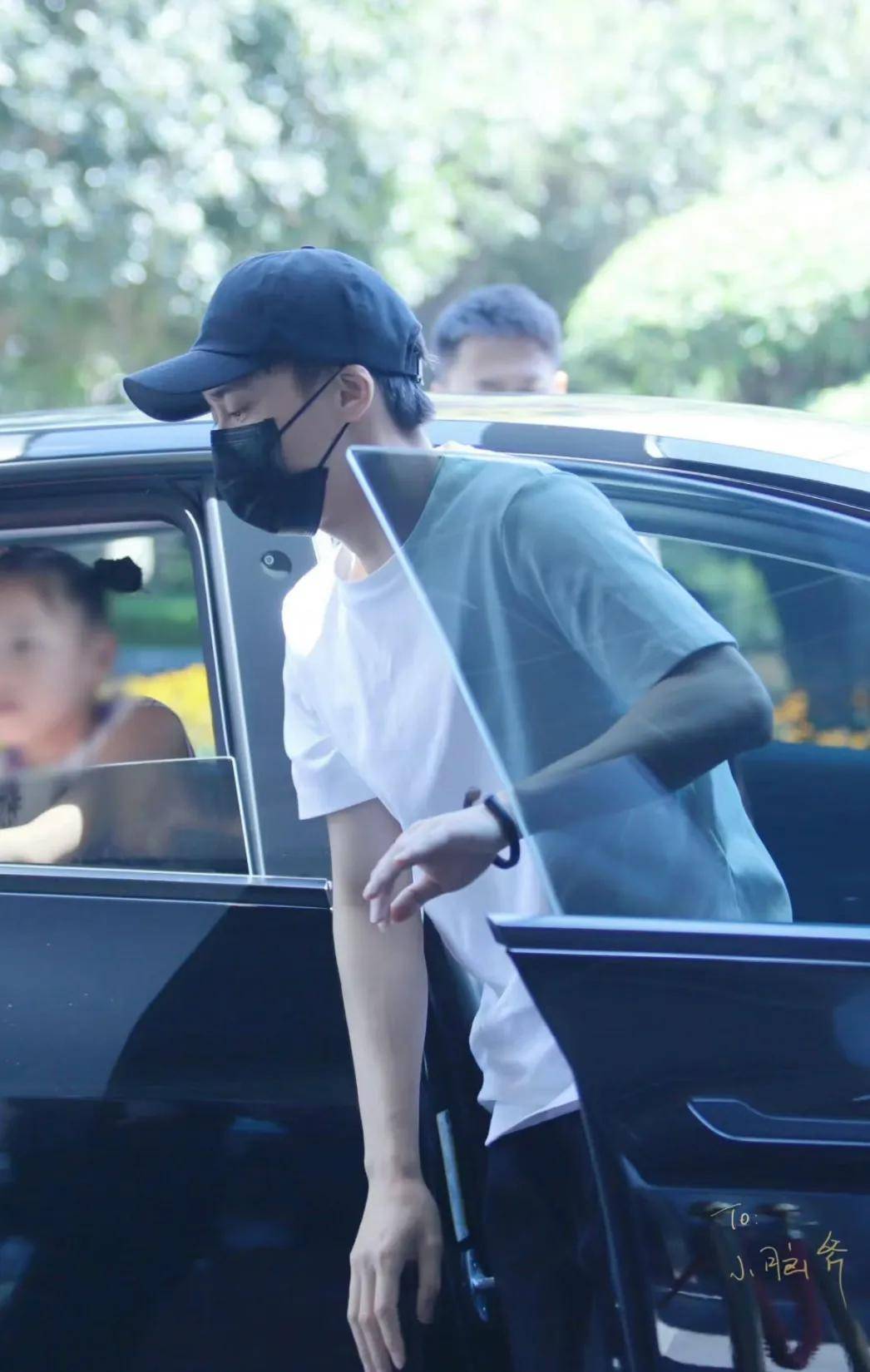 李易峰寺庙祈福,穿黑袄子留中分,驼背如路人,退圈后星味全无_网友