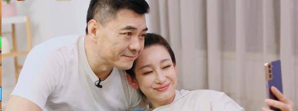 外人面前怼天怼地,而在老公面前秦海璐可是个撒娇的小能手.