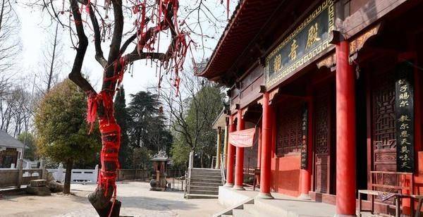 右边尽头便是土地庙了,其实看上去大殿的面积并不是很大,说是"中国最