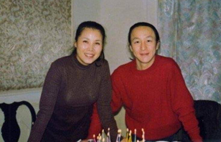 跟姑姑长大,考上北京大学附属中学,靠模仿出道,如今田震怎样了