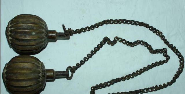 据,这种两端连着链子,形状像铁锤的兵器叫做铁椎枪,这种枪的优点就是