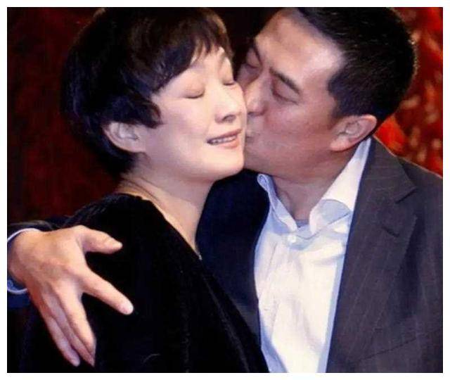 王海燕:嫁给张嘉译,却意外发现身家24亿,爱情与财富交织!