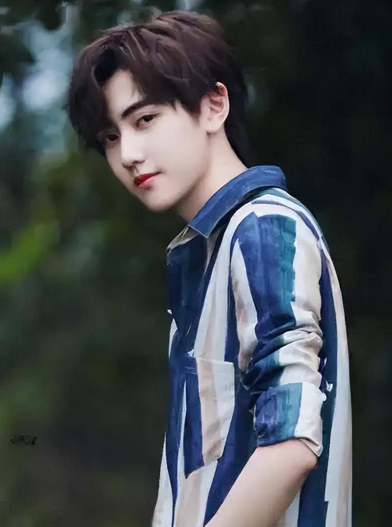 作为r1se中的成员,不仅人气非常高,颜值也很突出,前段时间和张子枫的