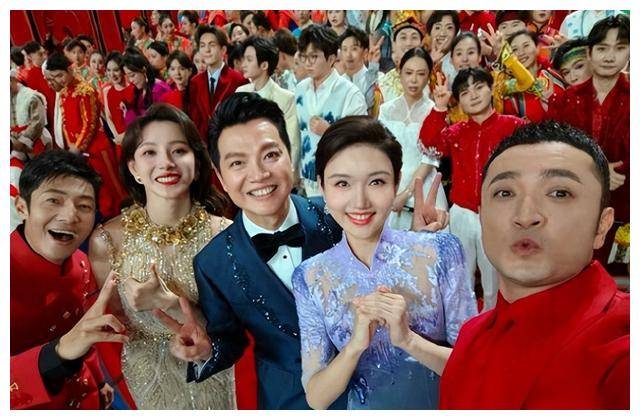 春晚主持人的忙碌日程,龙洋亮相小尼节目,马凡舒化身李清照_尼格买提