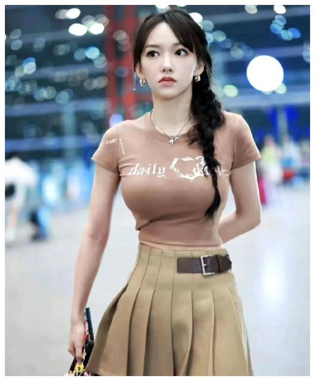 程潇的惊人发育,令人瞠目结舌!迷人的长腿和嫩足,无法