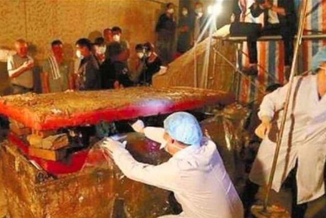 古代女子难产昏厥,被家人误认已死入棺下葬,百年后棺