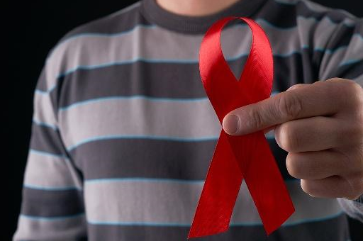 艾滋病属于一种恶性疾病,到目前为止,还没有治愈艾滋病的方式,只能