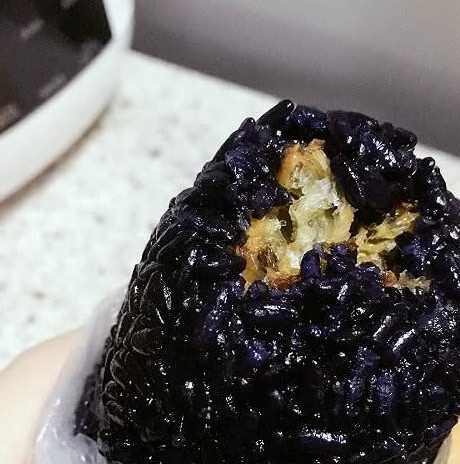 南京必吃早餐,招牌乌饭团一个10块钱,来晚了就吃不到_小爱_时候_什么