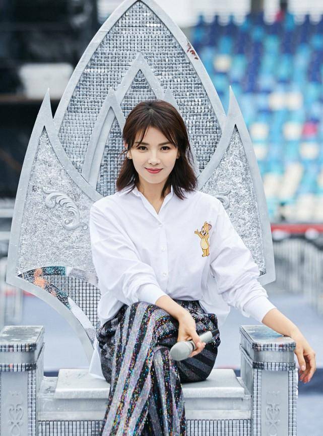 女明星都在穿的简约白衬衫,原来搭配好也能这么精美,时尚又高级_穿着