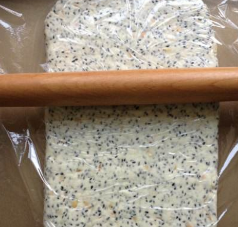 要是喜欢吃甜一点的可以适当的在加入黄油后适量的加一点白糖进行调味