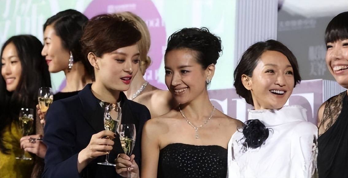 48岁周迅和43岁董洁同框,一人精心打扮一人随意穿搭