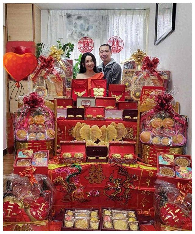 【喜讯】41岁晶女郎登记结婚,金器成堆,12对龙凤鈪金璀璨夺目!