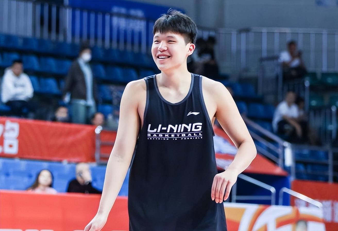 杨瀚森选秀顺位4连降,告别nba只差一步,还不如周琦_预测_约基奇_什么