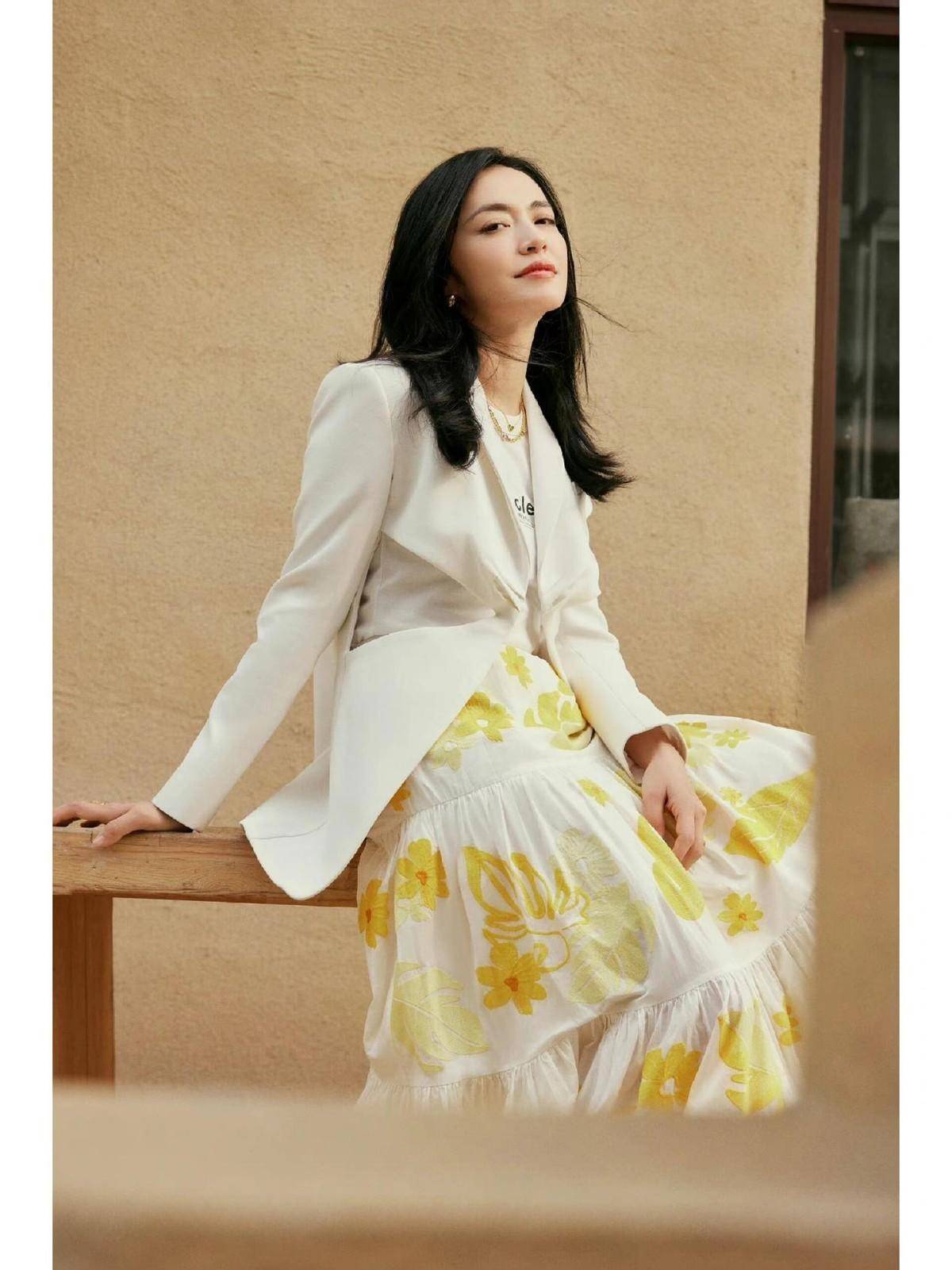 而倘若您热衷于凸显身高优势的话,不妨学习姚晨的穿搭智慧,选择搭配