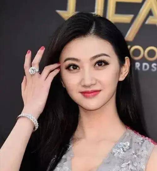 可不少于拍戏,而且接综艺还让刘嘉玲增加了很多代言,身价更是翻倍的涨