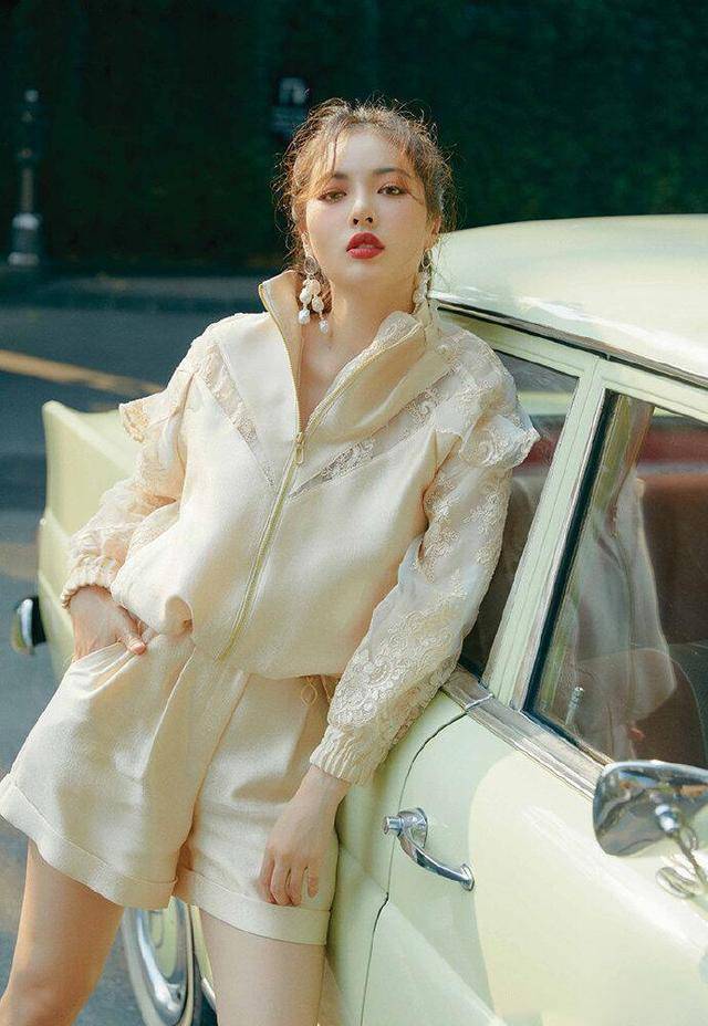 对于偏爱运动风的姐妹可以像泫雅一样选择一套的运动服饰进行搭配哦.