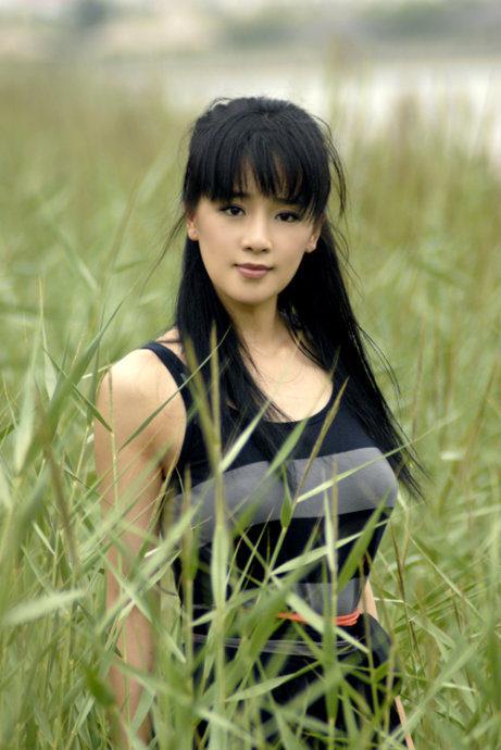 然而,话剧舞台的竞争同样激烈,周显欣并没有因此放弃.