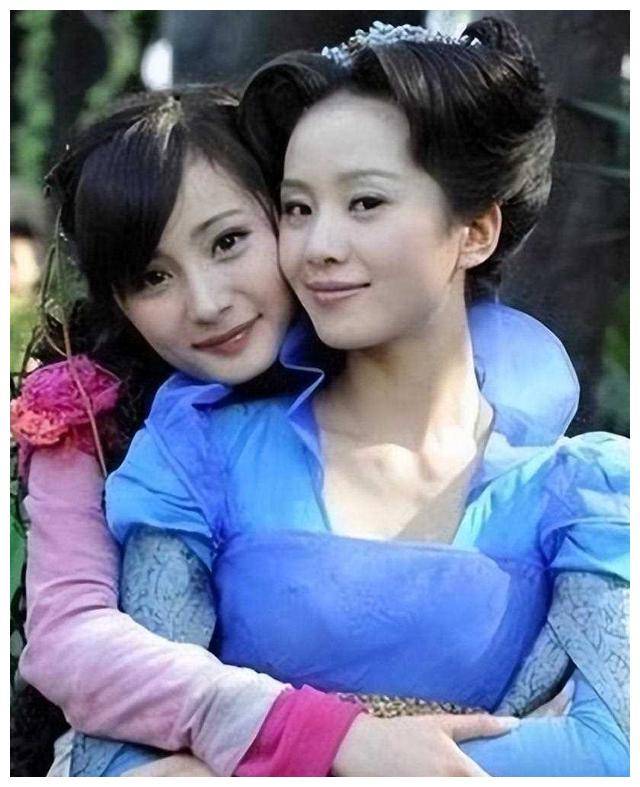 杨幂春晚后晒与刘诗诗合影,c位照片抢镜,引爆网友热议