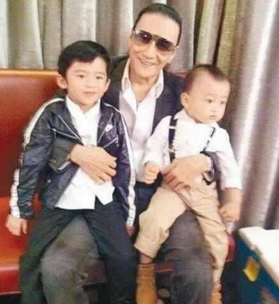 虽说和谢霆锋分手了,但是毕竟孩子还是谢家的嘛,谢贤也