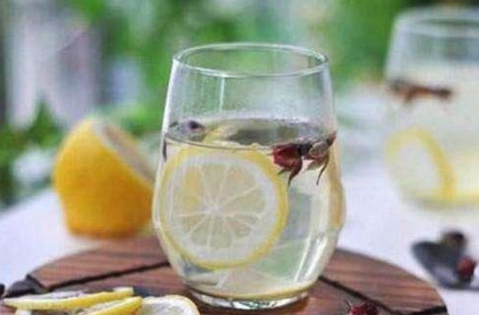 在吃西餐时,服务员会放两杯柠檬水在桌上,这可不是给