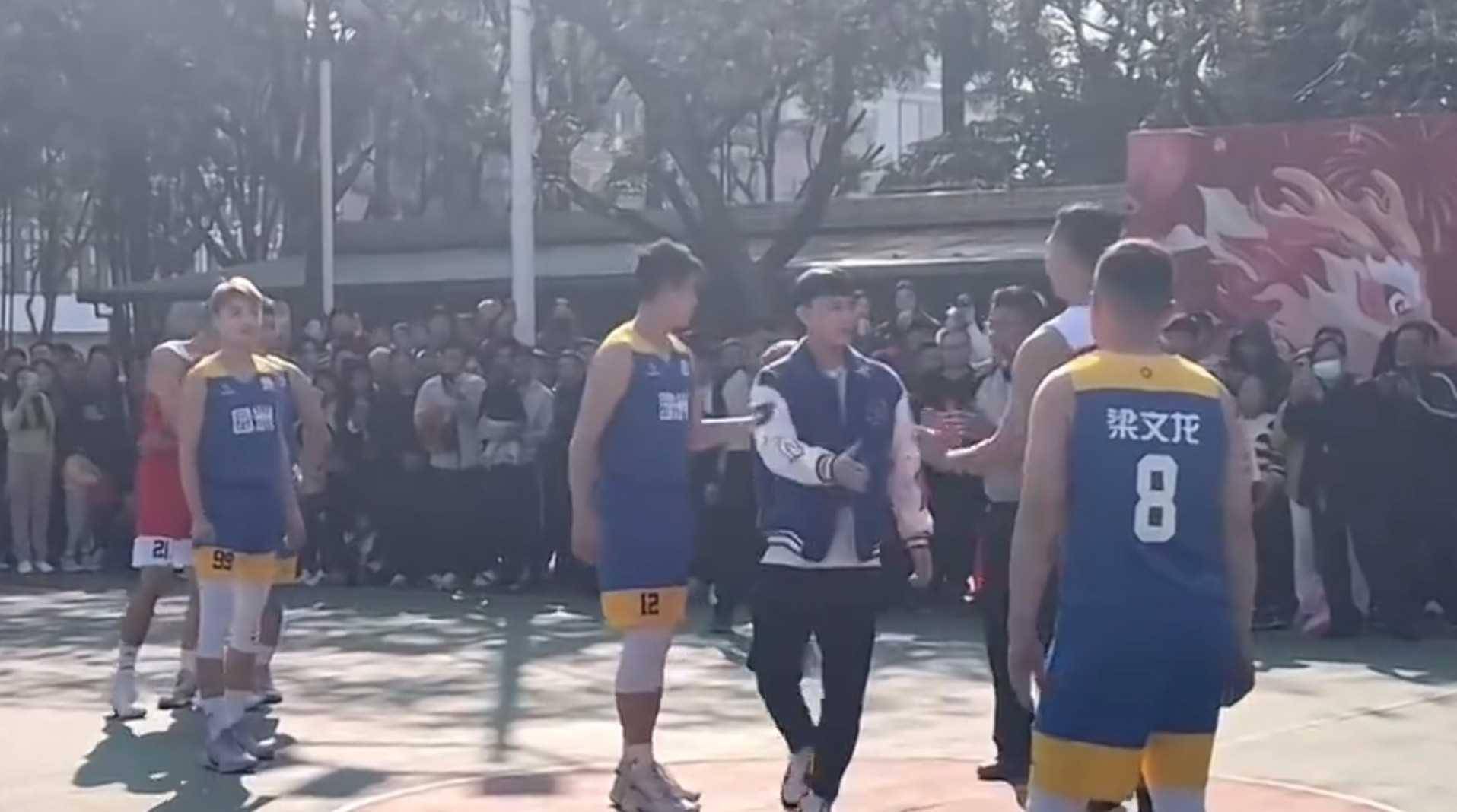 徐杰回老家参加跳球仪式!被称呼徐老师,仪式全程尴尬!