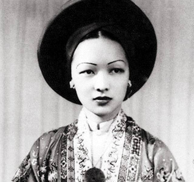 这世界对于女性的理想,总是在崇尚其温柔与感性的均衡之美.