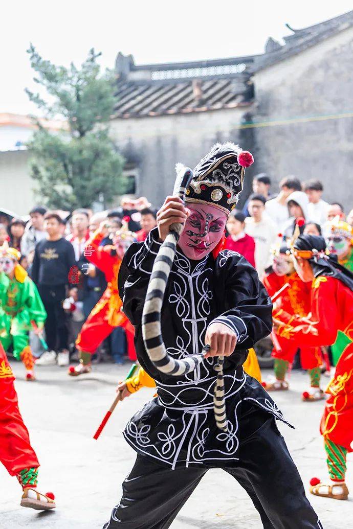 是时迁,时迁探路,所以他打头阵.