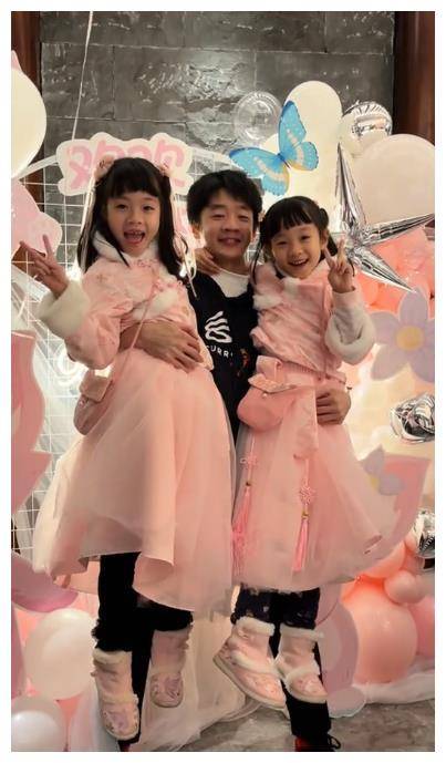 杨威带妻儿返乡,花白双鬓显衰老,双胞胎女儿身高差异