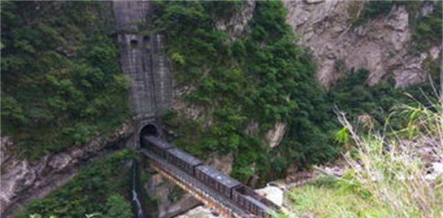 由于桥墩过高,战友们无法对熊汉俊进行施救.