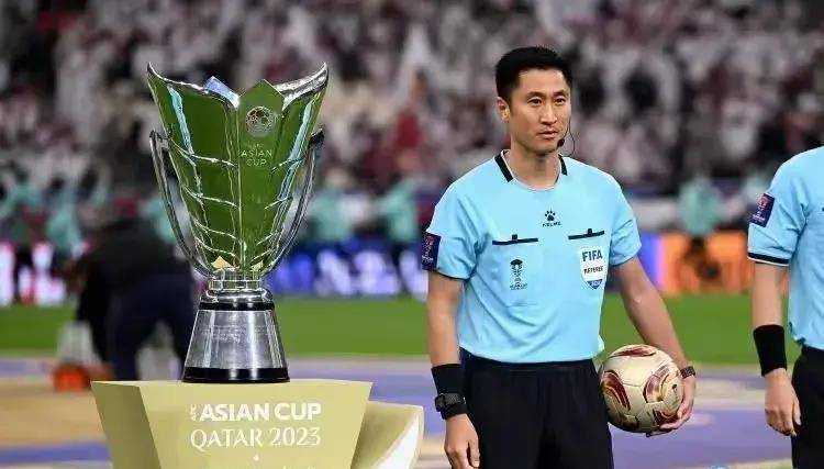 西北望看台的记者徐泽鑫惊叹道:"天哪,马宁判罚了第三个点球.