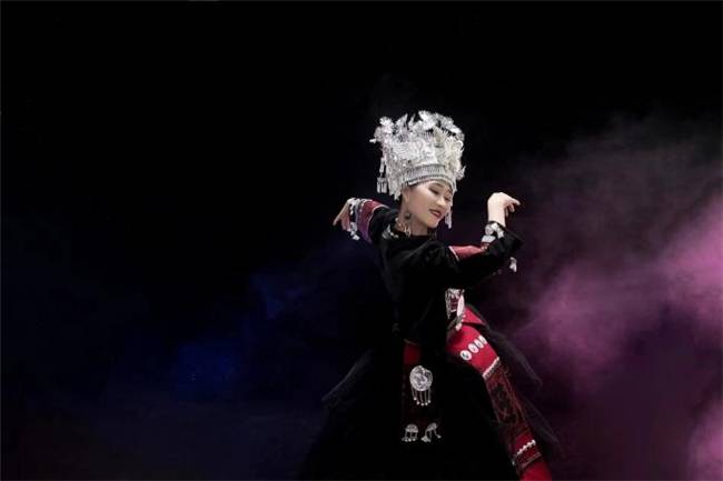 中国歌舞编导夏冰苗舞剧照:花山神女_泼光_银光_精魂