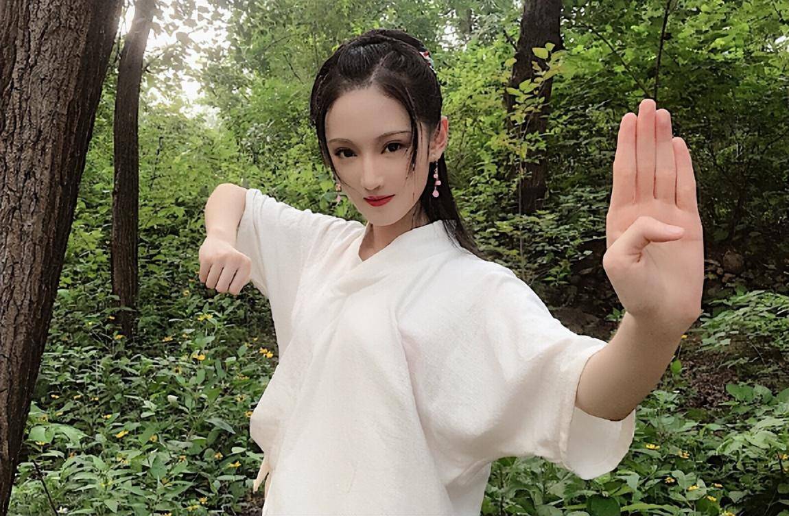 演员黄诗佳,4岁就进入影视圈拍戏,不仅没有耽误学习,反而是连续7年