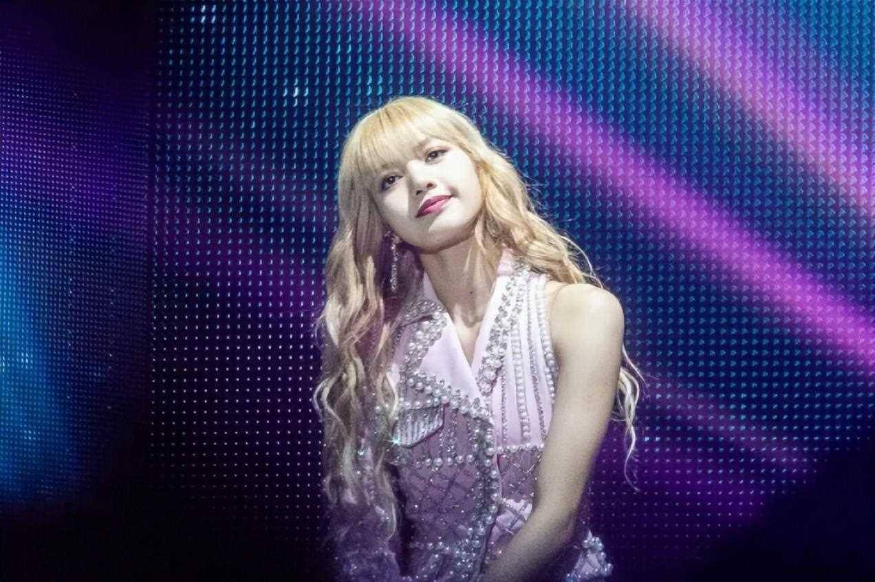 lisa法国演出图片曝光,私密处鼓起且"身怀宝藏",性别